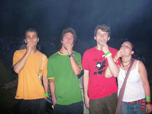 ils se sont imposés le défi de la clope menthol!! Donatien, Rom's, Va2 et Daude.