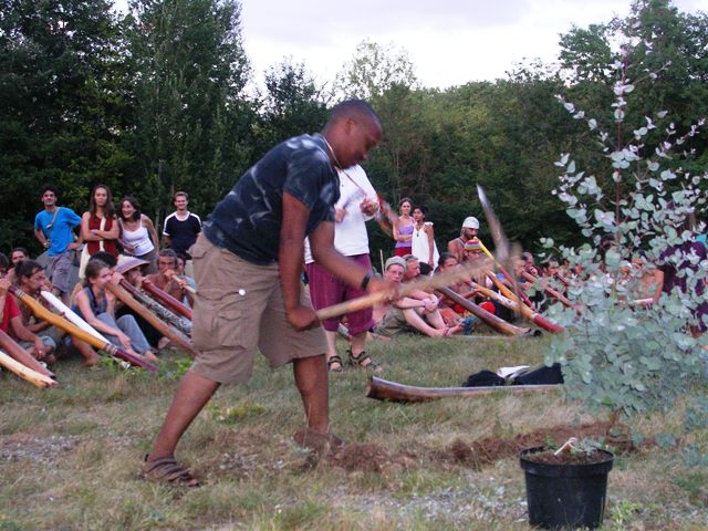 Il faut creuser pour planter l'euca.