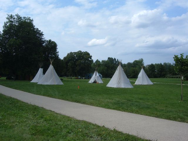 ca y est, les tipis sont en place!