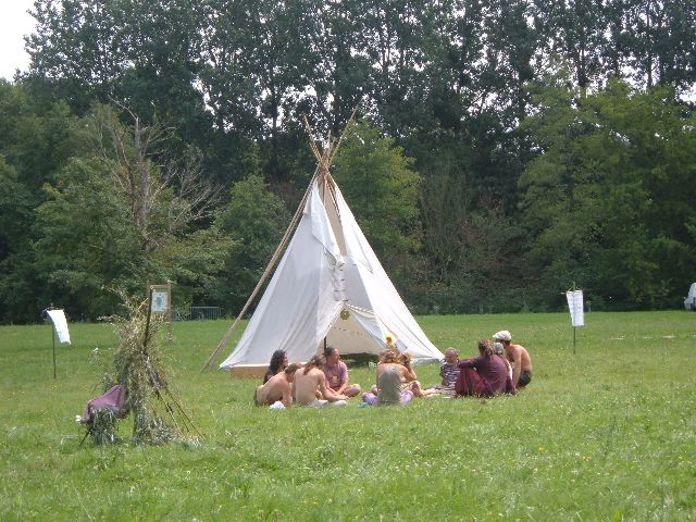 scéance de méditation autour de l'eau, au centre des tipis, à l'espace santé et bien être!