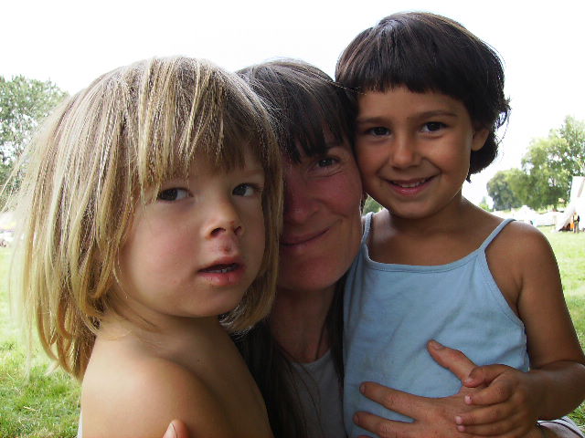 je suis sure q vous avez vous eux entrain de courir sur la pelouse tout le temps........viva les enfants du festi aussi!!!!!