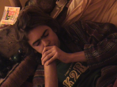 surpri ,par mon frère ,en plein jeu les yeux fermées