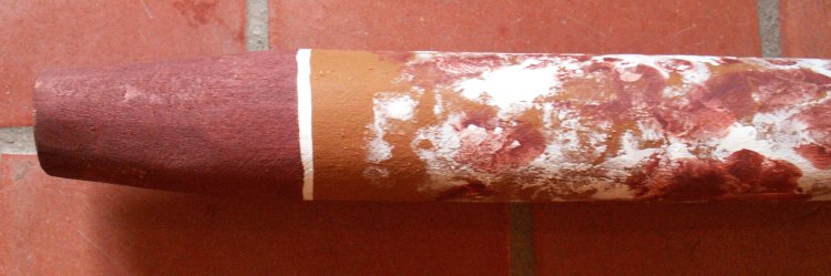 l'embouchure est  travaillée pour donner une forme conique