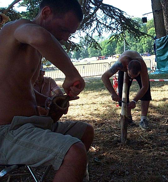 Aprés la plane la rape et les ciceaux a bois pour ouvrir les embouchures et les cloches..
