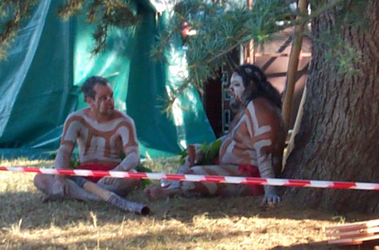 en fin d'aprem c'est le spectacle, au couleur du clan mais le jeu trad il faut les autorisations des anciens, une prochaine fois peut etre?