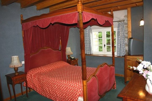 pourquoi s'embêter à couper un arbre.....hop un vieux lit et zou!