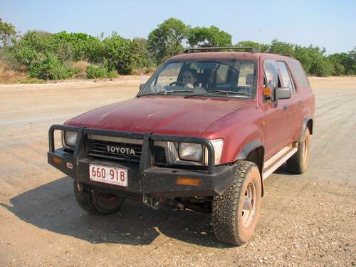 Melou sur la plage de Gunn Point tranquile dans le 4x4. Harry Vatanen n'a qu'a bien se tenir.