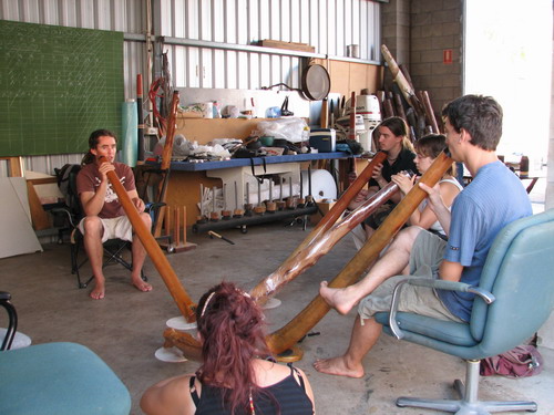 Workshop avec le Maitre Mark Robinson, est-il bon le lascard ??? Bah oui, surement le meilleur de la nouvelle generation de joueur de didj, ca swingue grave. Robbo !